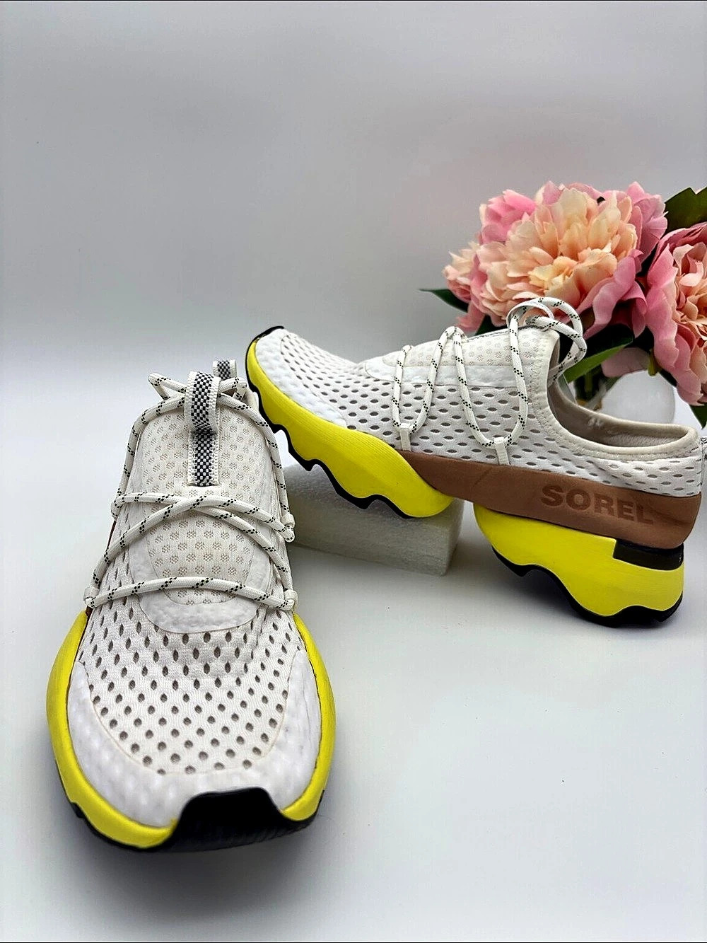 Sorel Kinetic Impact Women’s 7.5 Lace Sneakers White & Yellow #787